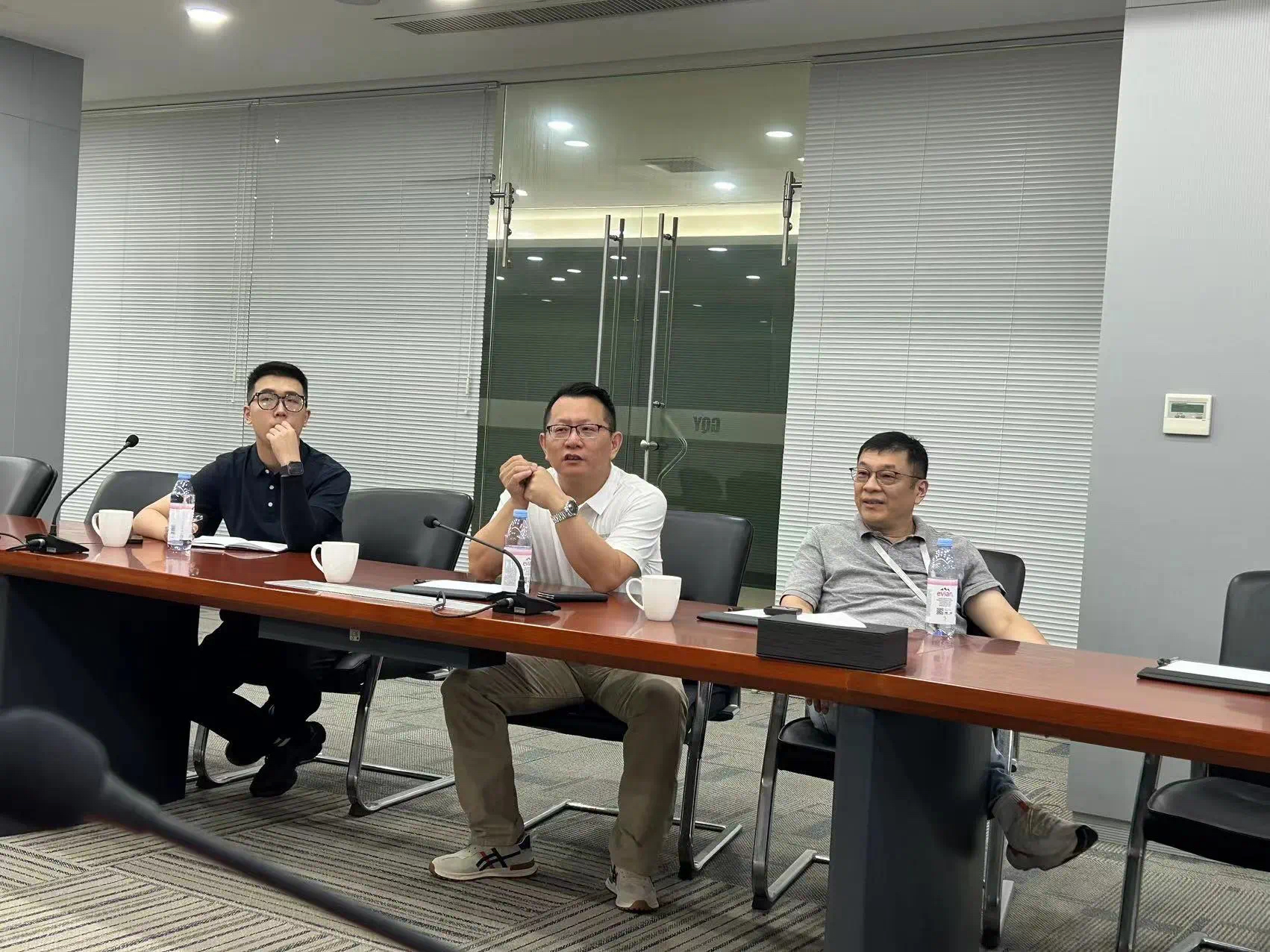 热烈欢迎吉利耀宁集团与舒茨曼公司高层参观上海新纪元机器人有限公司